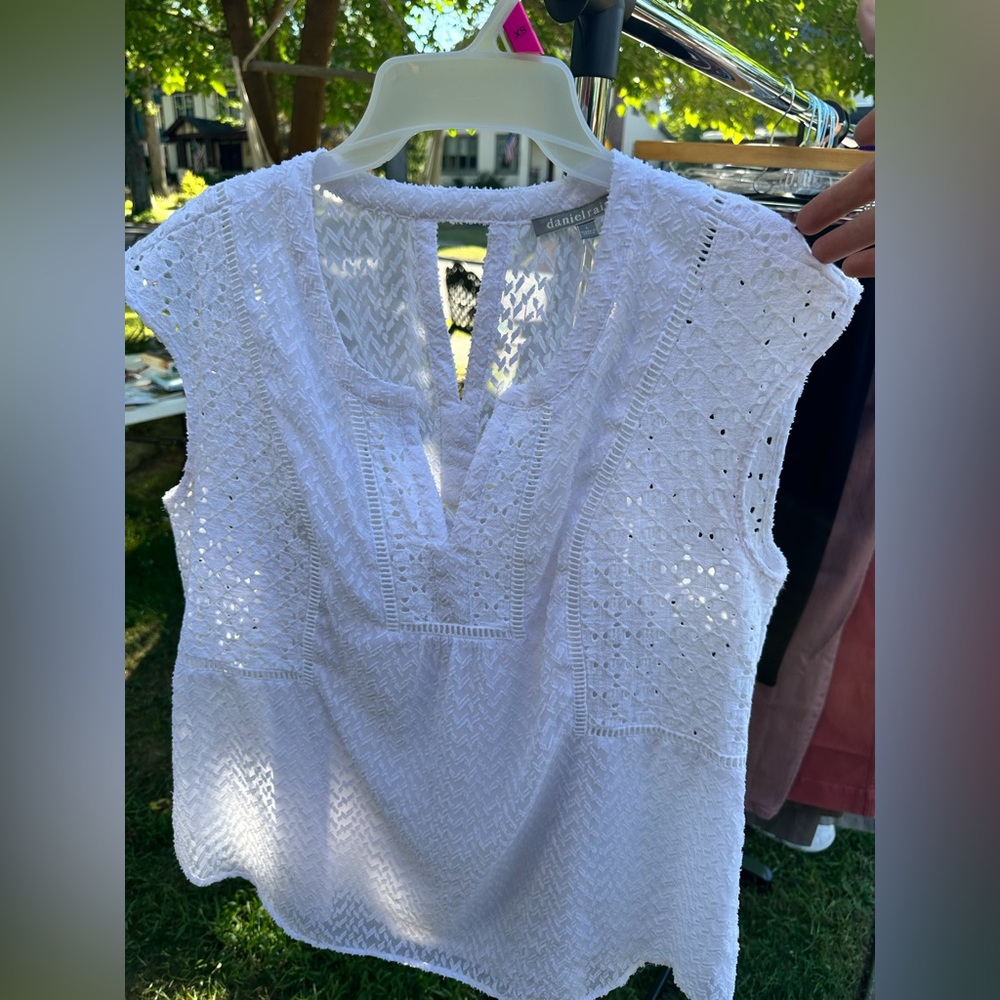 White sleeveless blouse, LNC, Daniel Rainn